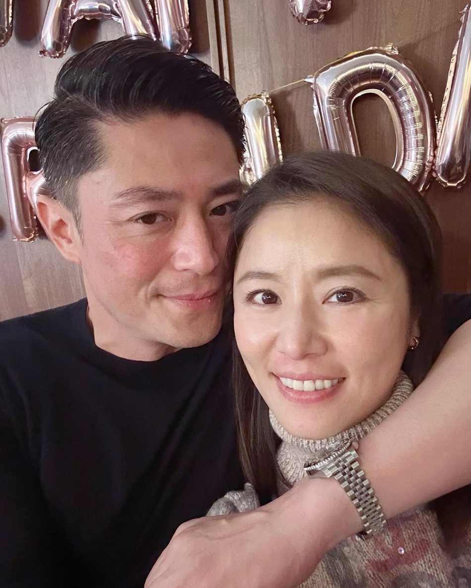 45歲男神超親民！路邊吃火鍋「大方素顏合照」打扮樸素　臉部粗糙「卻無皺紋」：接受自然衰老