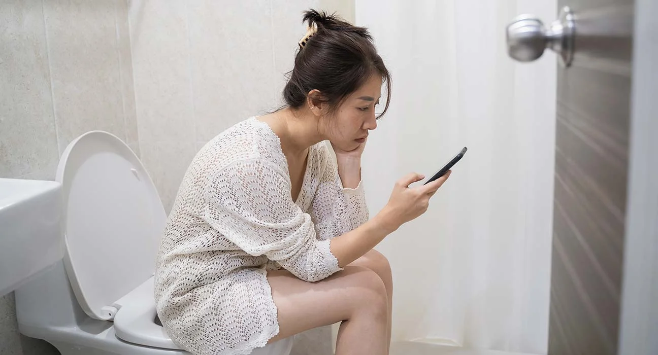 上廁所突劇烈疼痛！他一看「腸子掉出13cm」　醫生示警「1習慣害三度脫肛」