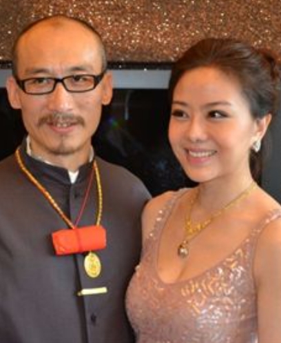 當紅女神主持人！風光嫁夜市大亨「住家遭持槍攻堅」　她曝近況「頭髮整片掉」下場唏噓