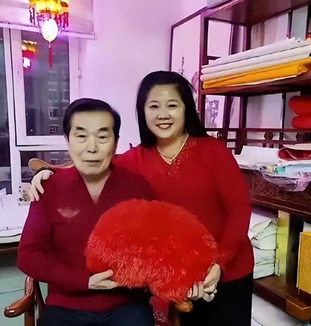 小三、元配共侍一夫！戲劇界大咖「80歲又迎第三春」　「新歡曝光」網罵翻：她死得不值得