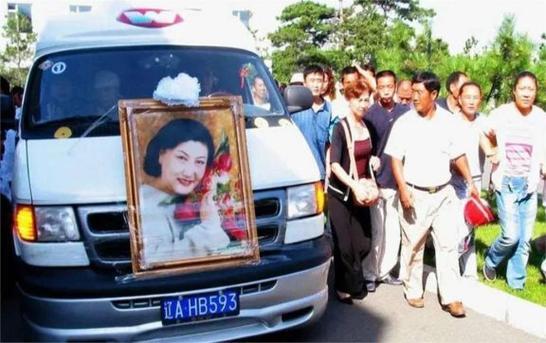 小三、元配共侍一夫！戲劇界大咖「80歲又迎第三春」　「新歡曝光」網罵翻：她死得不值得