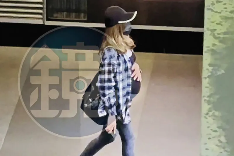 結婚4年迎愛的結晶！許瑋甯「挺7個月孕肚」悠閒逛街　溫柔輕撫腹部「洋溢升格人母幸福感」