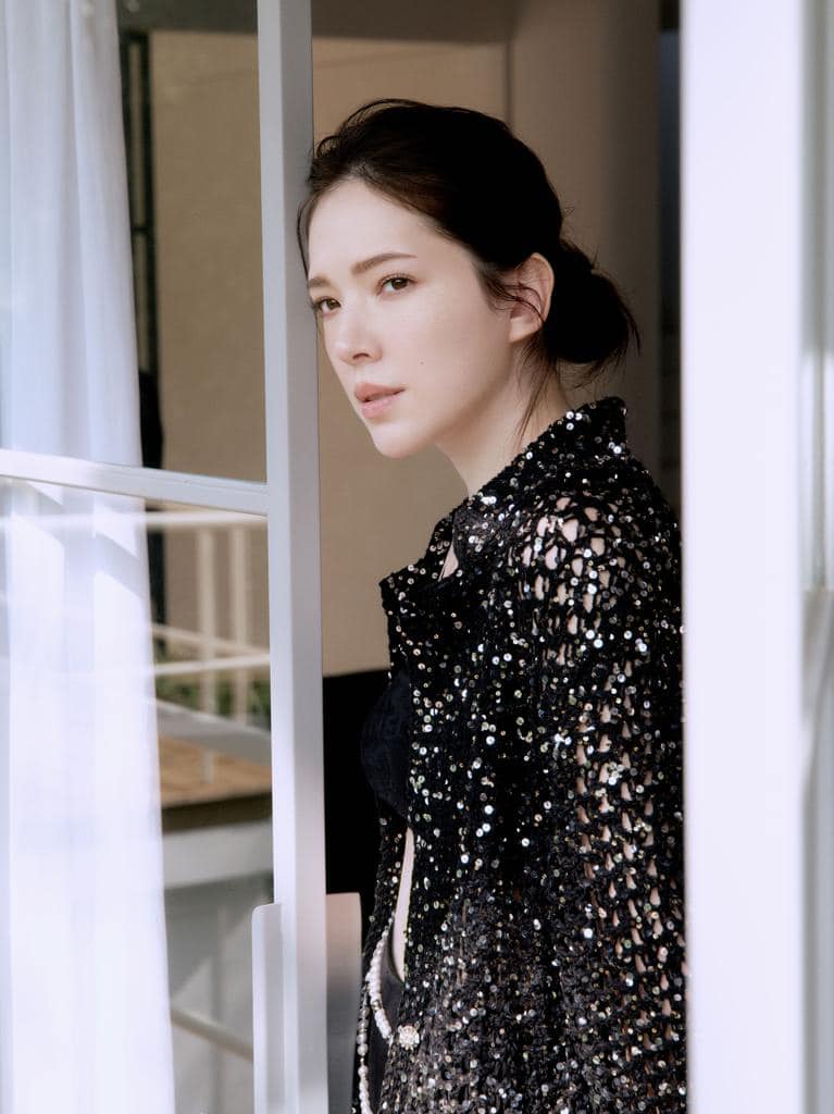 結婚4年迎愛的結晶！許瑋甯「挺7個月孕肚」悠閒逛街　溫柔輕撫腹部「洋溢升格人母幸福感」