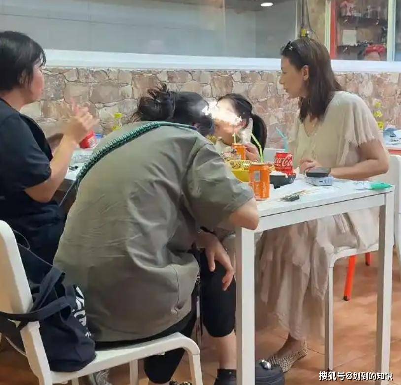 當媽後淡出演藝圈多年！ 45歲女星被捕獲「帶6歲女兒吃飯」　凍齡美貌自帶仙女氣場