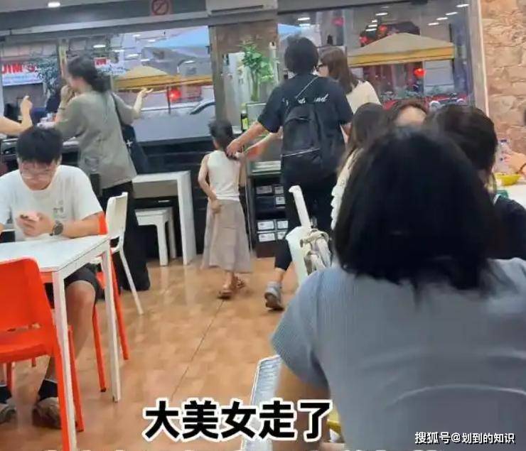 當媽後淡出演藝圈多年！ 45歲女星被捕獲「帶6歲女兒吃飯」　凍齡美貌自帶仙女氣場