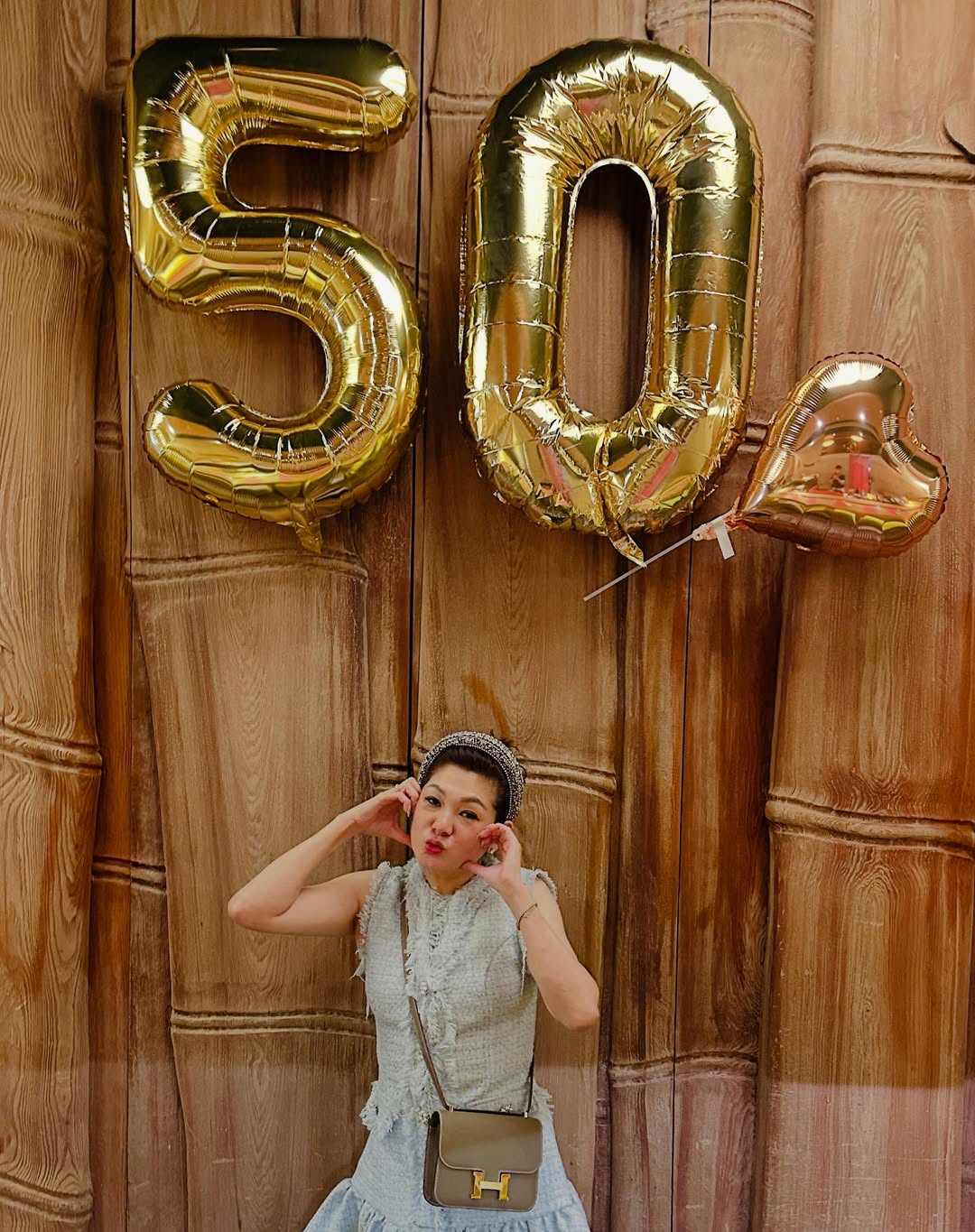 屈中恆老婆開趴！歡慶50歲「收大禮嗨翻」曬大合照　驚見「退休7年綜藝大咖」：這處變了