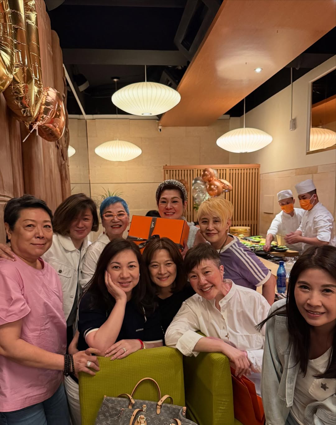 屈中恆老婆開趴！歡慶50歲「收大禮嗨翻」曬大合照　驚見「退休7年綜藝大咖」：這處變了