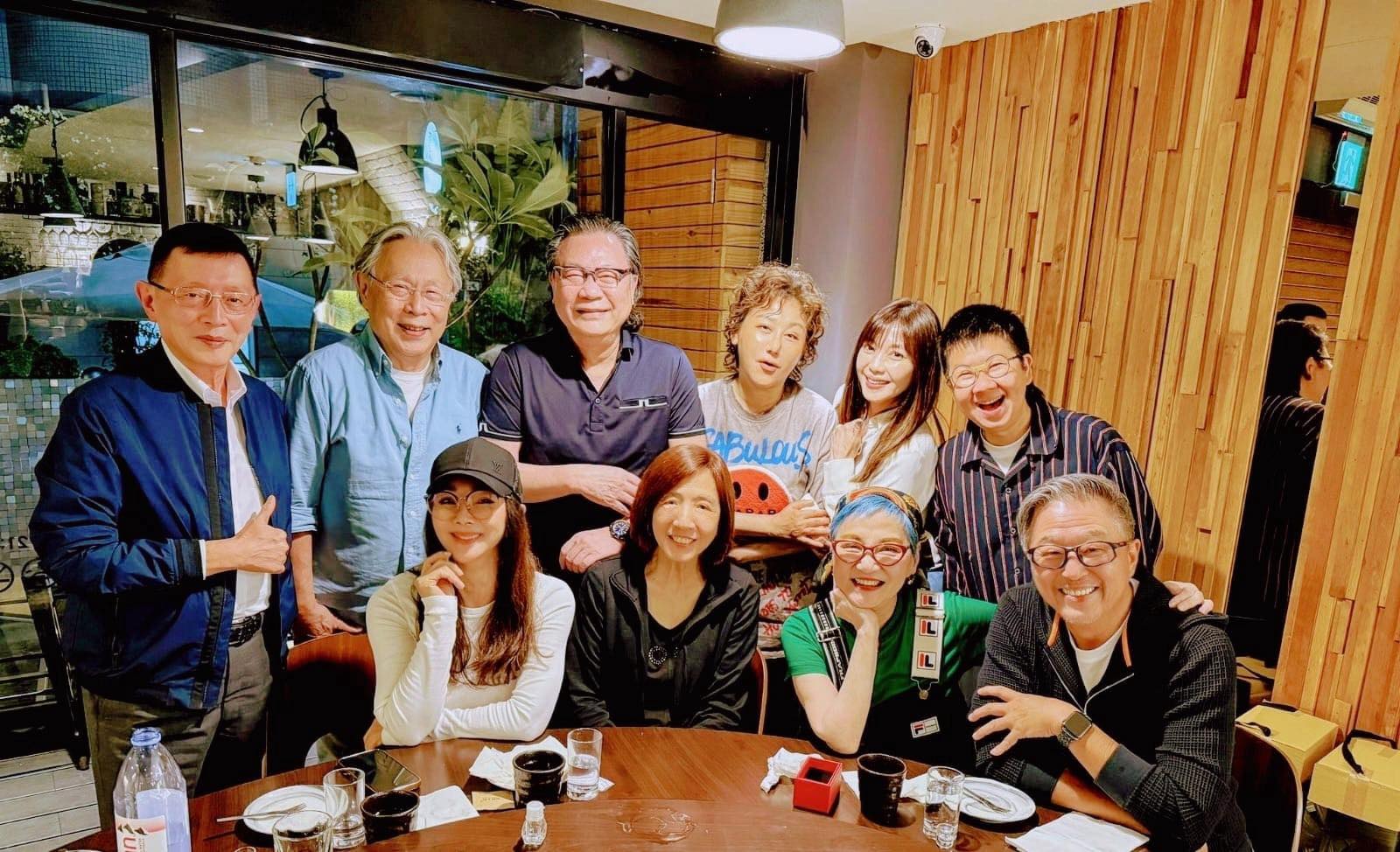 屈中恆老婆開趴！歡慶50歲「收大禮嗨翻」曬大合照　驚見「退休7年綜藝大咖」：這處變了