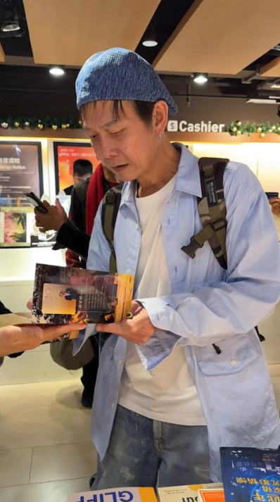 暴瘦20kg！書店偶遇「62歲武打男神」大變樣　近況曝光「一器官出問題」：斷崖式衰老