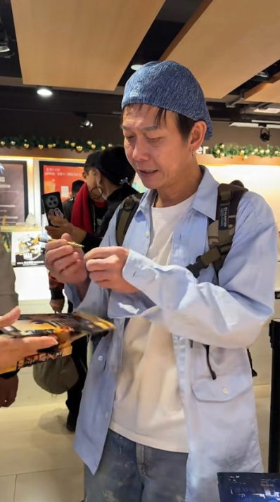 暴瘦20kg！書店偶遇「62歲武打男神」大變樣　近況曝光「一器官出問題」：斷崖式衰老