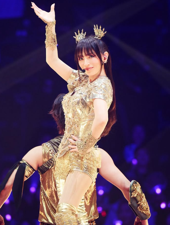 曾紅遍全亞洲！46歲歌壇天后「面部僵硬被指醫美過度」　洋娃娃臉蛋「如今老態顯現」網全認不出