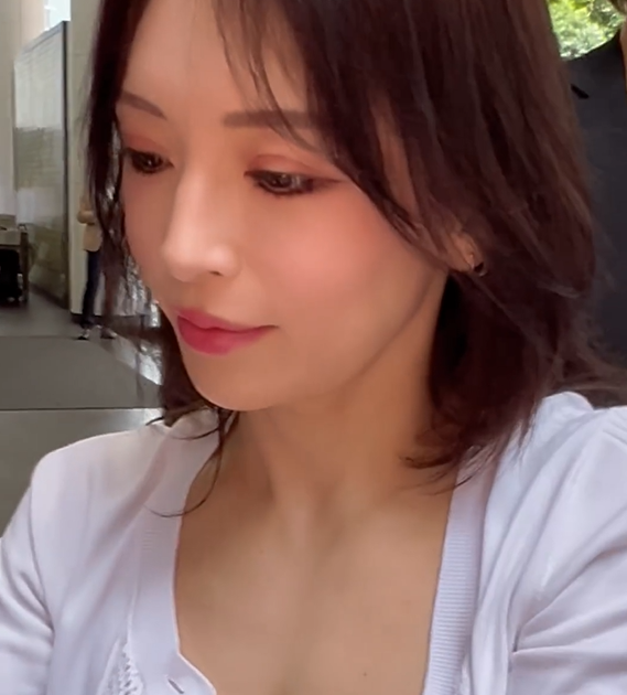 曾紅遍全亞洲！46歲歌壇天后「面部僵硬被指醫美過度」　洋娃娃臉蛋「如今老態顯現」網全認不出