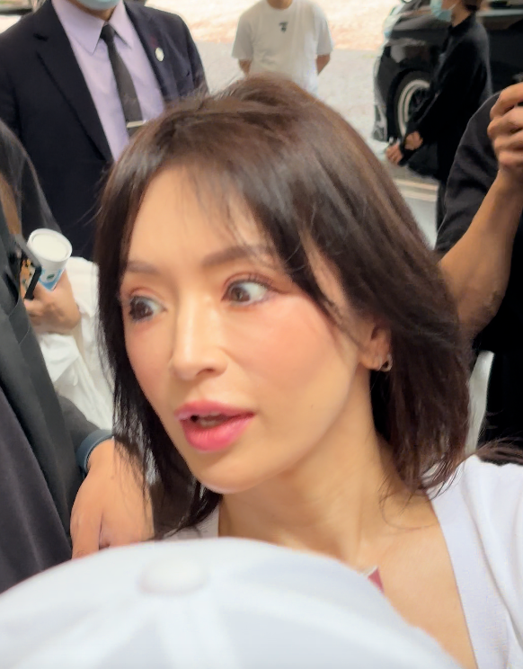 曾紅遍全亞洲！46歲歌壇天后「面部僵硬被指醫美過度」　洋娃娃臉蛋「如今老態顯現」網全認不出