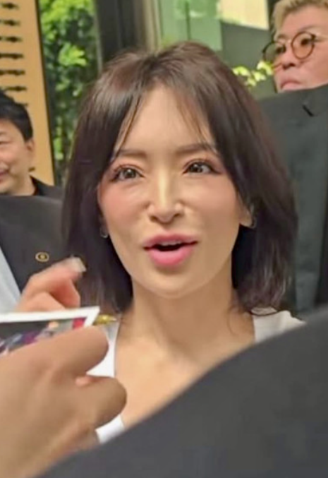 曾紅遍全亞洲！46歲歌壇天后「面部僵硬被指醫美過度」　洋娃娃臉蛋「如今老態顯現」網全認不出