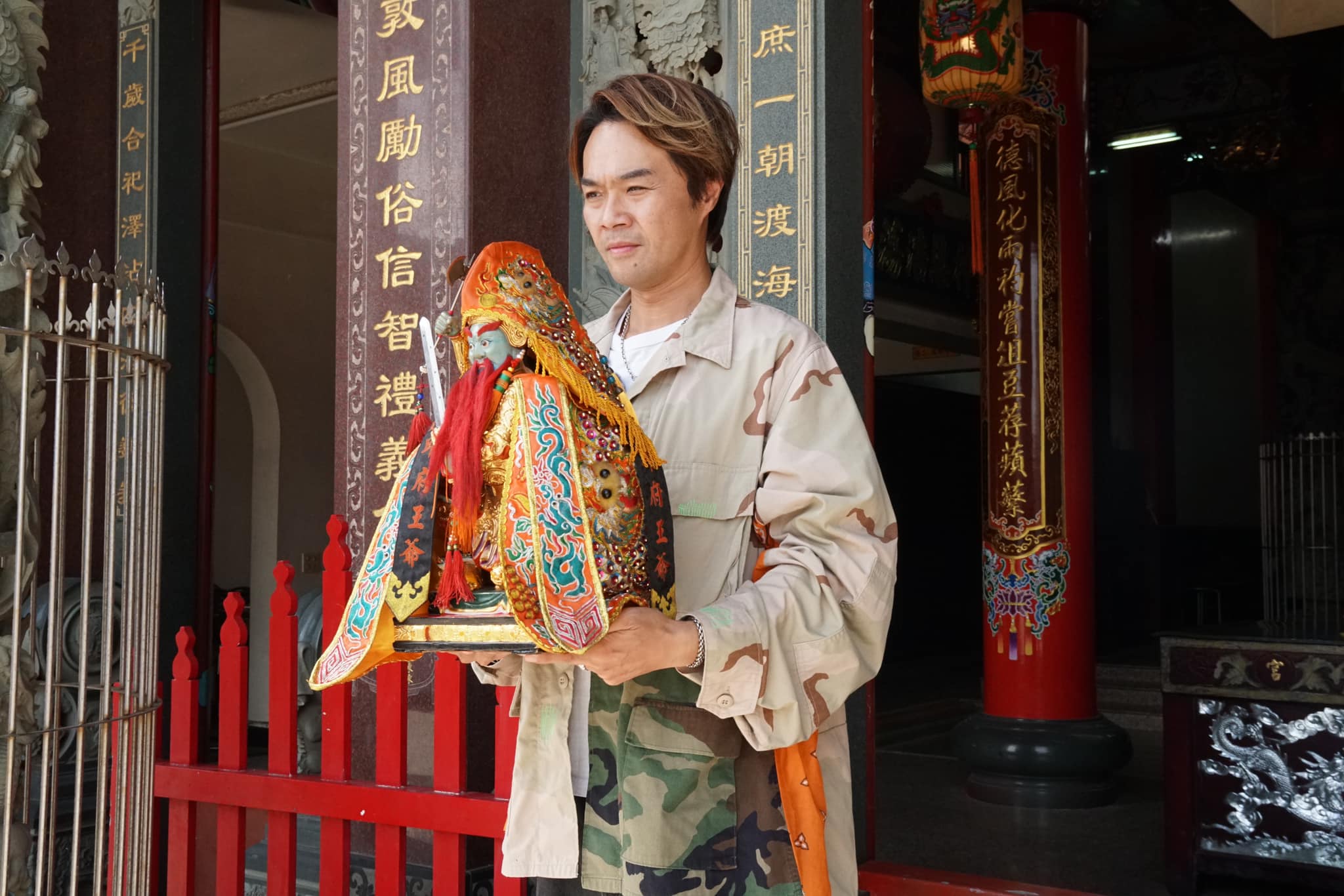錄外景出事！41歲金鐘主持人「皮被燙到掀起」恐怖畫面曝光　一度「大哭大笑」嚇壞：情緒難自控