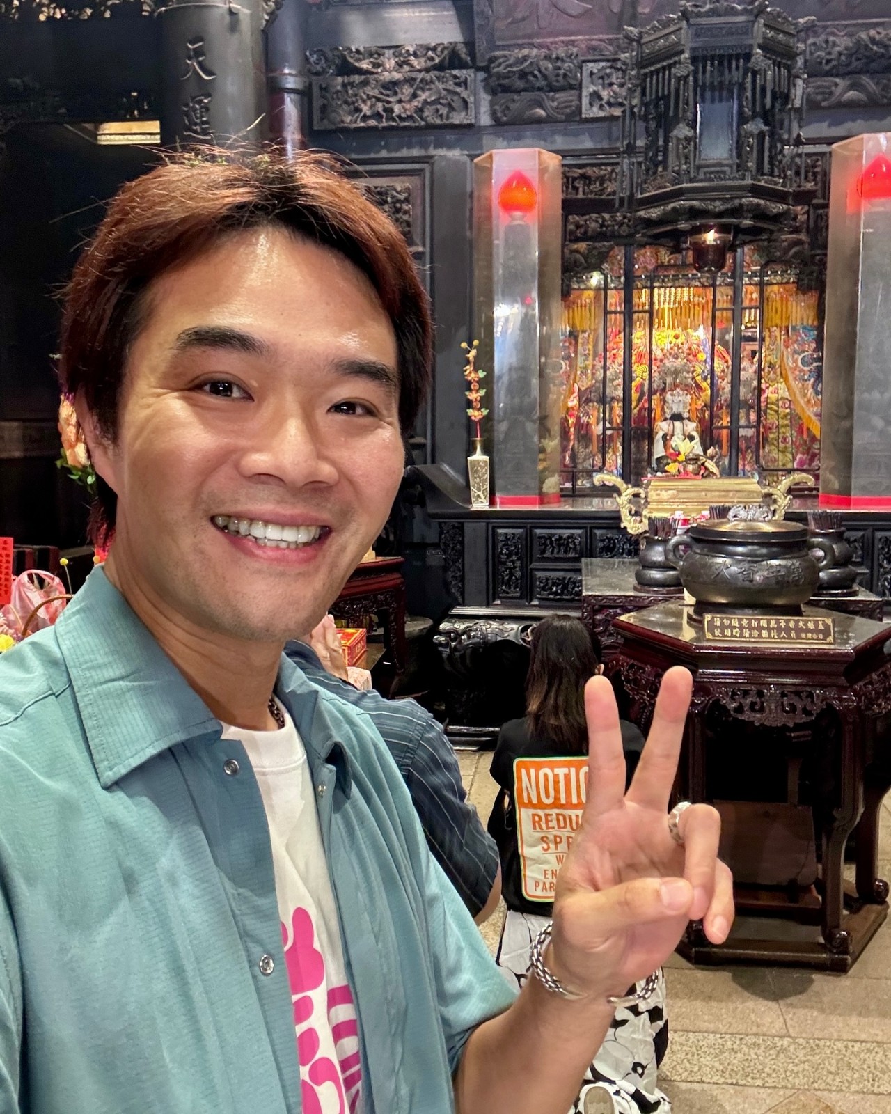 錄外景出事！41歲金鐘主持人「皮被燙到掀起」恐怖畫面曝光　一度「大哭大笑」嚇壞：情緒難自控