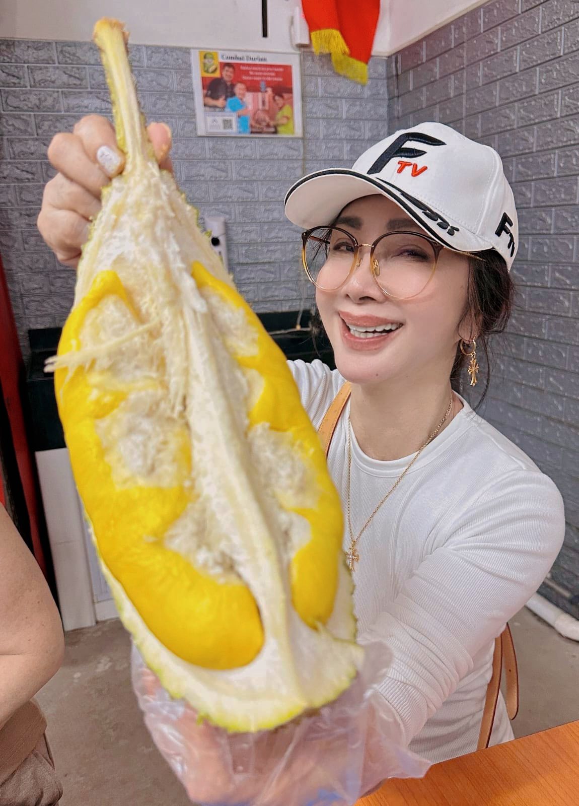 好身材不藏了！68歲陳美鳳「辣穿黑白比基尼」凹凸有致　「絕美影片流出」網讚：根本美人魚