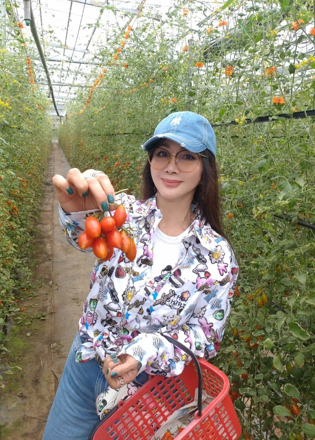 好身材不藏了！68歲陳美鳳「辣穿黑白比基尼」凹凸有致　「絕美影片流出」網讚：根本美人魚