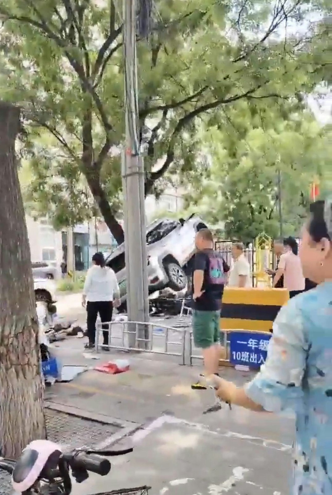 快訊／小學門口驚傳「多名幼童被撞飛」！死傷人數曝光