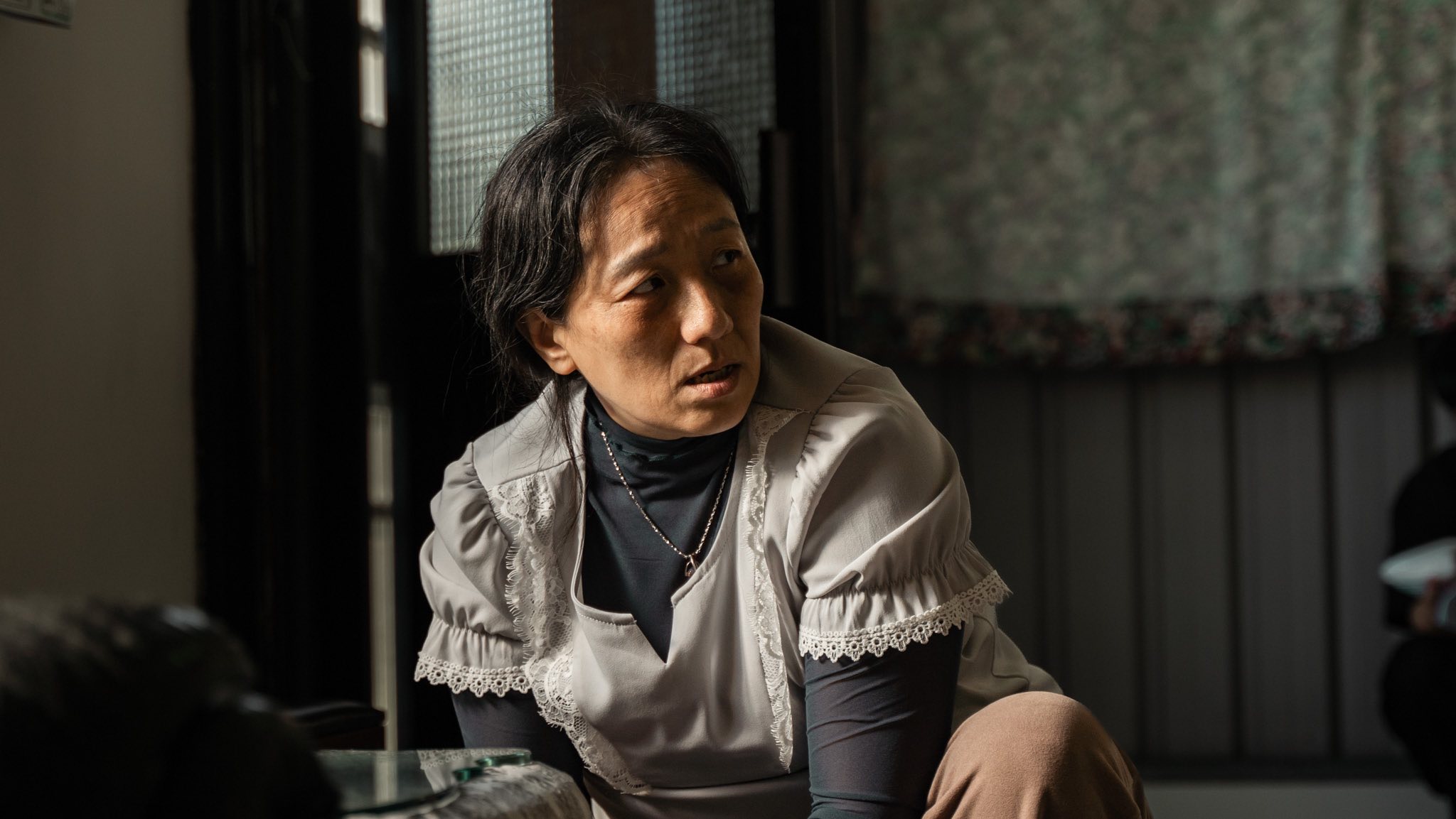 沒人認出她！牛肉麵店員「竟是知名女星」　「素顏穿制服」認了無戲可拍...