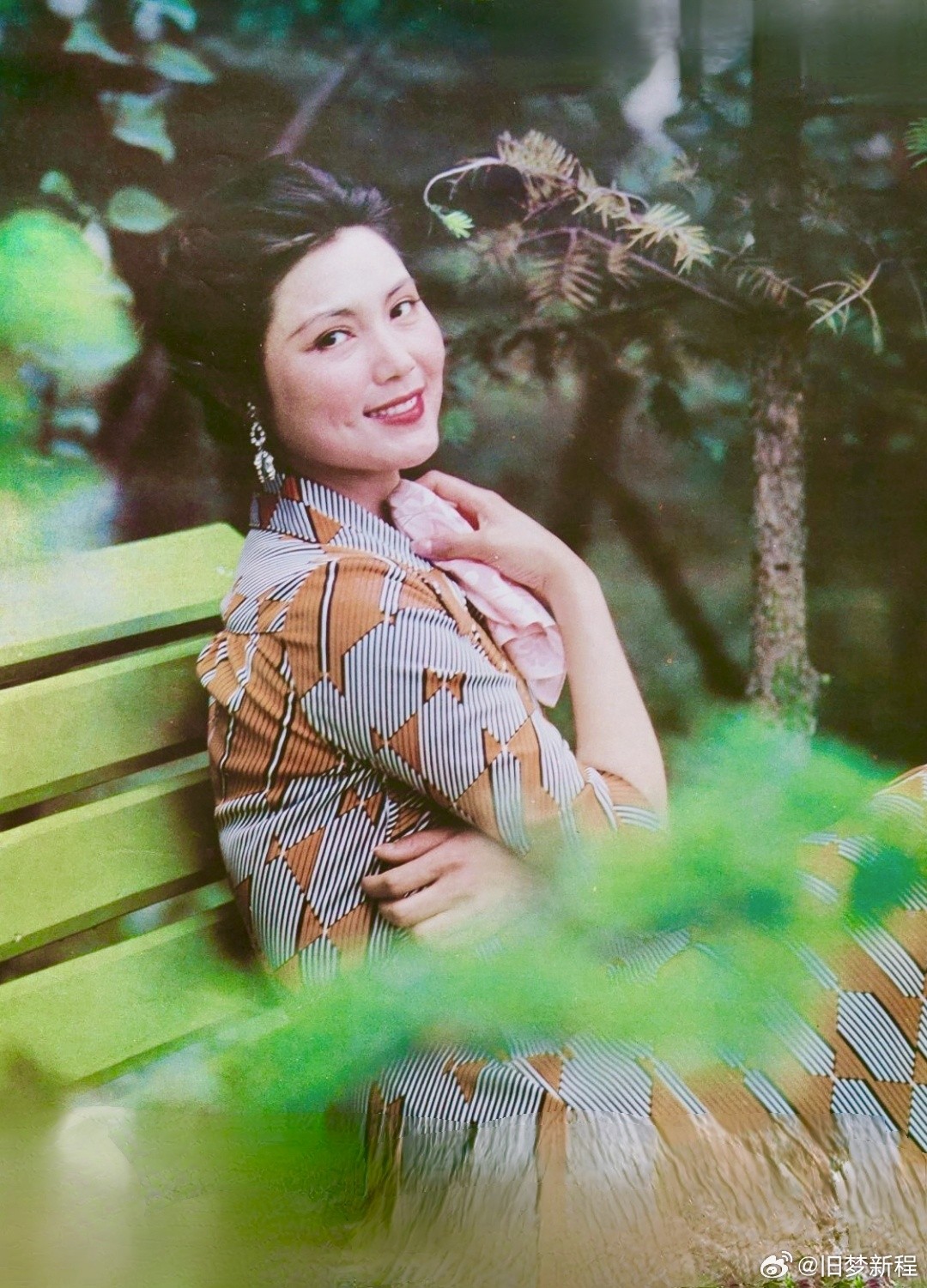 從影壇女神到皇后娘娘！「她確診惡性腫瘤」移居美國　「堅持自然衰老」71歲滿頭白髮