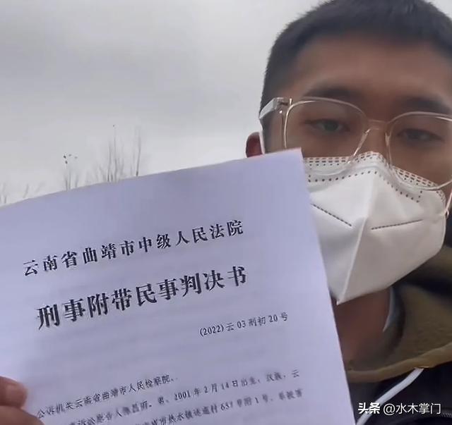 被罵忘恩負義！他要求「執行父親死刑」還拒領骨灰　事後他卻笑了：「媽，我為妳報仇了」