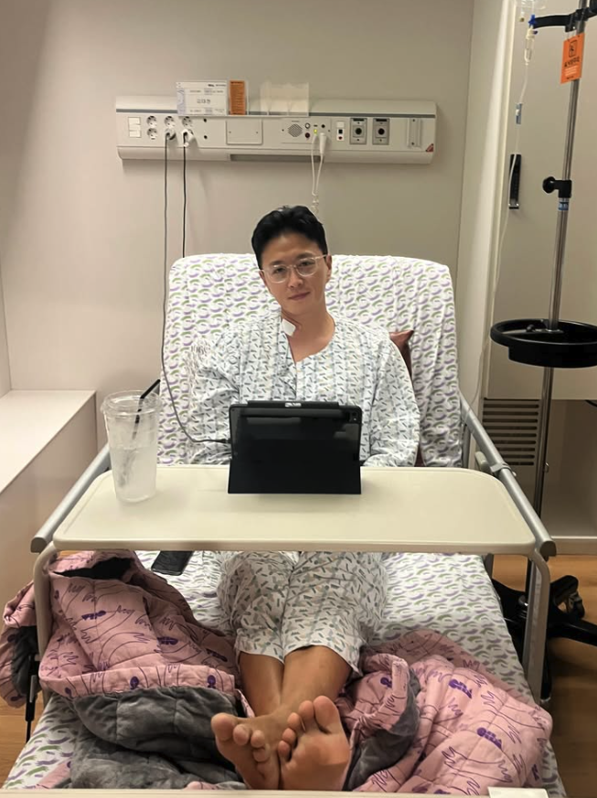 確診甲狀腺癌！44歲男星「術後近況曝光」哽咽：她為我祈禱　「告白演員愛妻」愛不會停止