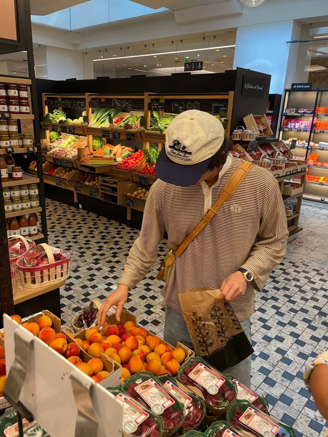 不著急找伴結婚！45歲資深男星「認了厭倦約會」　如今「低調現身超市挑水果」被目擊