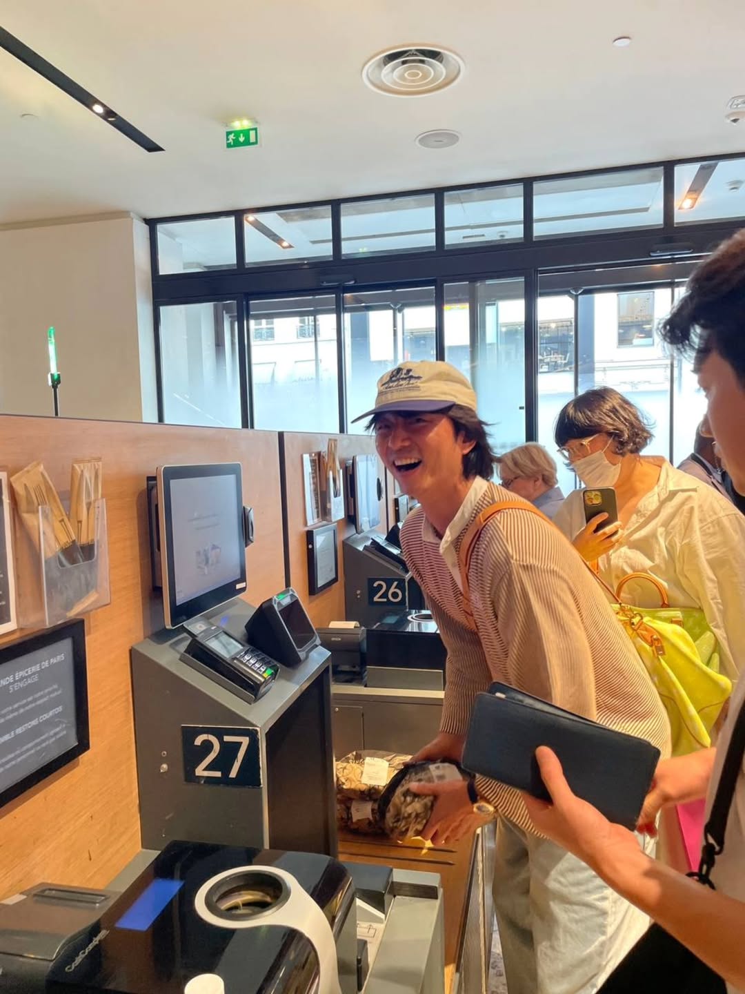 不著急找伴結婚！45歲資深男星「認了厭倦約會」　如今「低調現身超市挑水果」被目擊