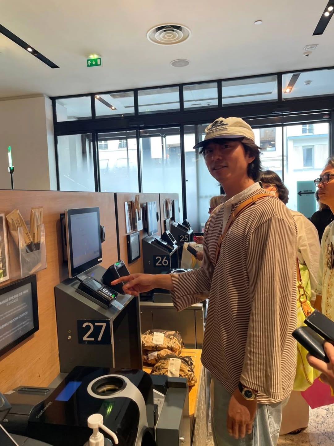 不著急找伴結婚！45歲資深男星「認了厭倦約會」　如今「低調現身超市挑水果」被目擊