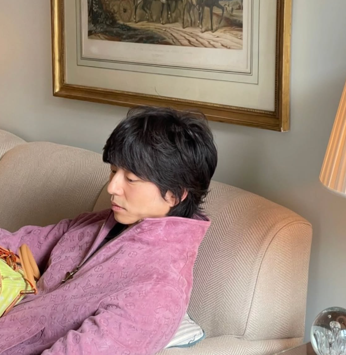 不著急找伴結婚！45歲資深男星「認了厭倦約會」　如今「低調現身超市挑水果」被目擊