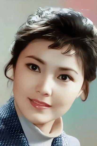 從影壇女神到皇后娘娘！「她確診惡性腫瘤」移居美國　「堅持自然衰老」71歲滿頭白髮