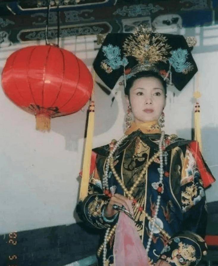 從影壇女神到皇后娘娘！「她確診惡性腫瘤」移居美國　「堅持自然衰老」71歲滿頭白髮