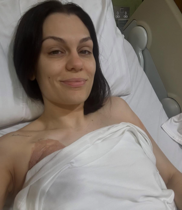 月初才宣布罹乳癌！大咖天后「緊急進行切除手術」　虛弱躺病床「曝最新病況」