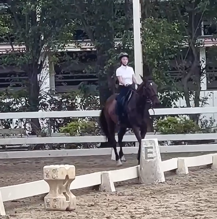 40歲知名女星「驚傳墜馬重摔」驚險畫面全都錄！傷勢曝光「本人出事後發聲」：沒這麼脆弱...
