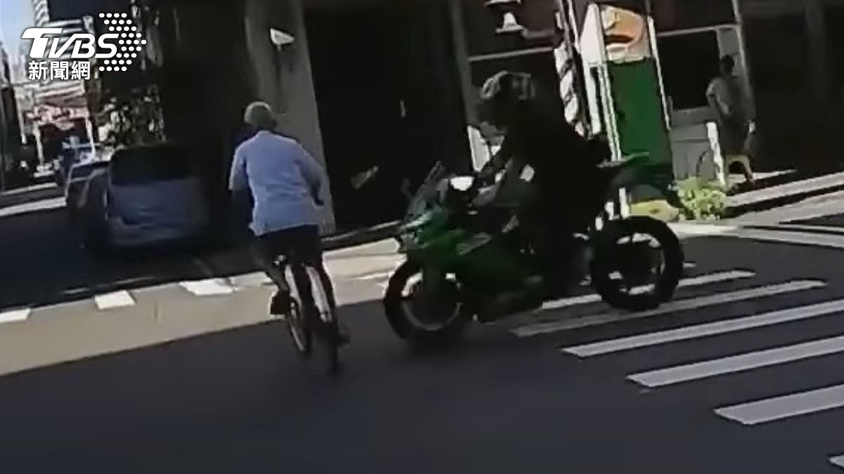 86歲老翁闖紅燈！遭騎士撞飛「傷重急送醫搶救」目前狀況曝光