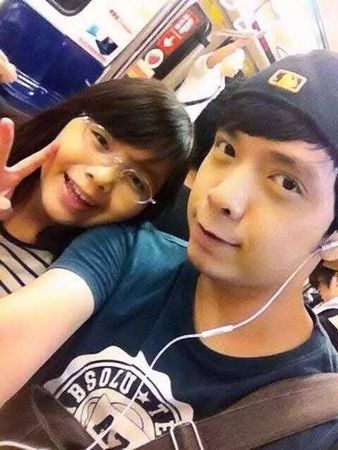 46歲男星單親養家「轉當飯店櫃台員」！身兼多職賺錢「全是為老母、女兒」近況曝光