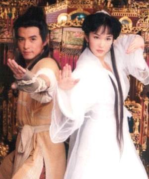 54歲影后「辣秀比基尼」美到不科學！　被影帝尫寵16年「火辣恩愛合照」網笑翻：眼裡沒有兒子