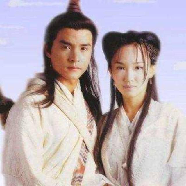 54歲影后「辣秀比基尼」美到不科學！　被影帝尫寵16年「火辣恩愛合照」網笑翻：眼裡沒有兒子