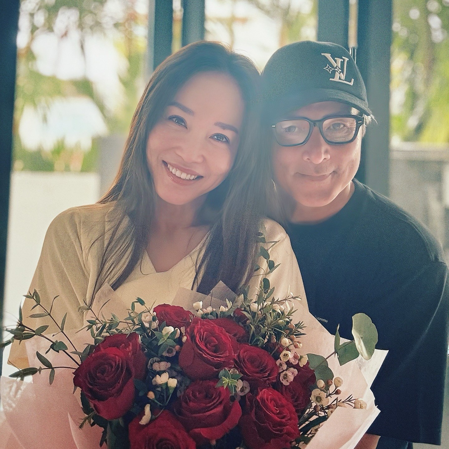 54歲影后「辣秀比基尼」美到不科學！　被影帝尫寵16年「火辣恩愛合照」網笑翻：眼裡沒有兒子