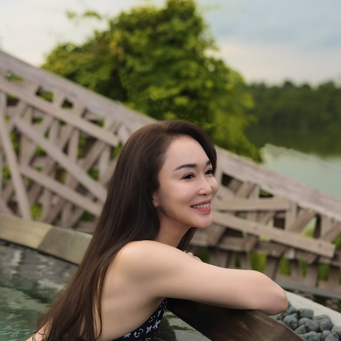 54歲影后「辣秀比基尼」美到不科學！　被影帝尫寵16年「火辣恩愛合照」網笑翻：眼裡沒有兒子
