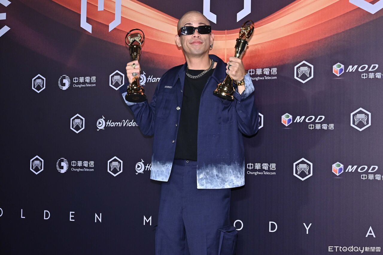 張清芳現身金曲「壓軸頒重量級大獎」！　台上「即興脫稿一舉動」網火大砲轟：倚老賣老不尊重人