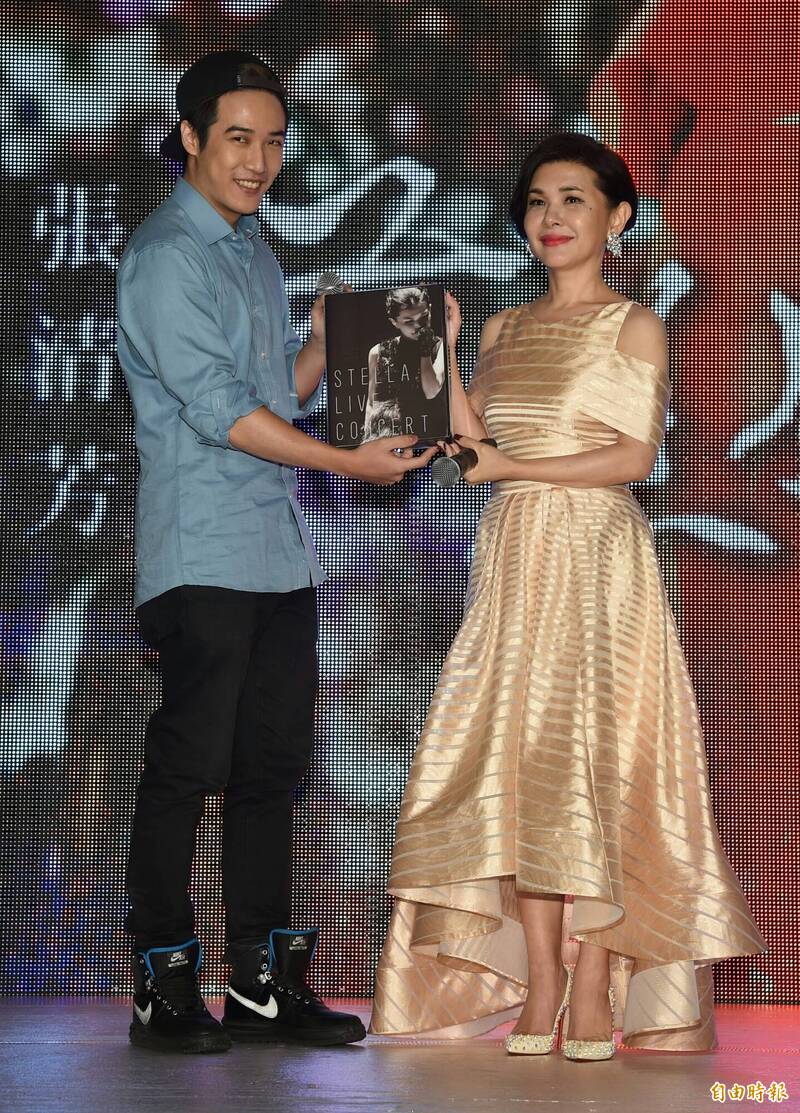 張清芳現身金曲「壓軸頒重量級大獎」！　台上「即興脫稿一舉動」網火大砲轟：倚老賣老不尊重人