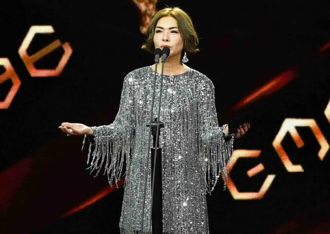張清芳現身金曲「壓軸頒重量級大獎」！　台上「即興脫稿一舉動」網火大砲轟：倚老賣老不尊重人