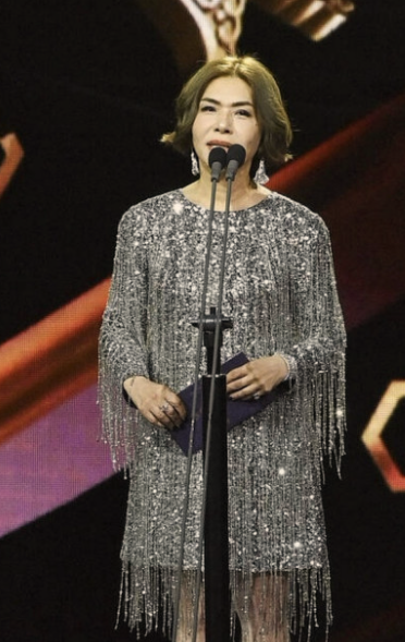 張清芳現身金曲「壓軸頒重量級大獎」！　台上「即興脫稿一舉動」網火大砲轟：倚老賣老不尊重人
