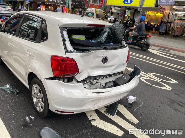 快訊／板橋4貼車禍！紅燈未減速「後座妻抱1歲嬰兒噴飛」　畫面曝光網氣炸：「有載小孩耶！」