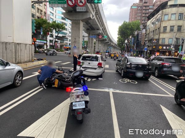 快訊／板橋4貼車禍！紅燈未減速「後座妻抱1歲嬰兒噴飛」　畫面曝光網氣炸：「有載小孩耶！」