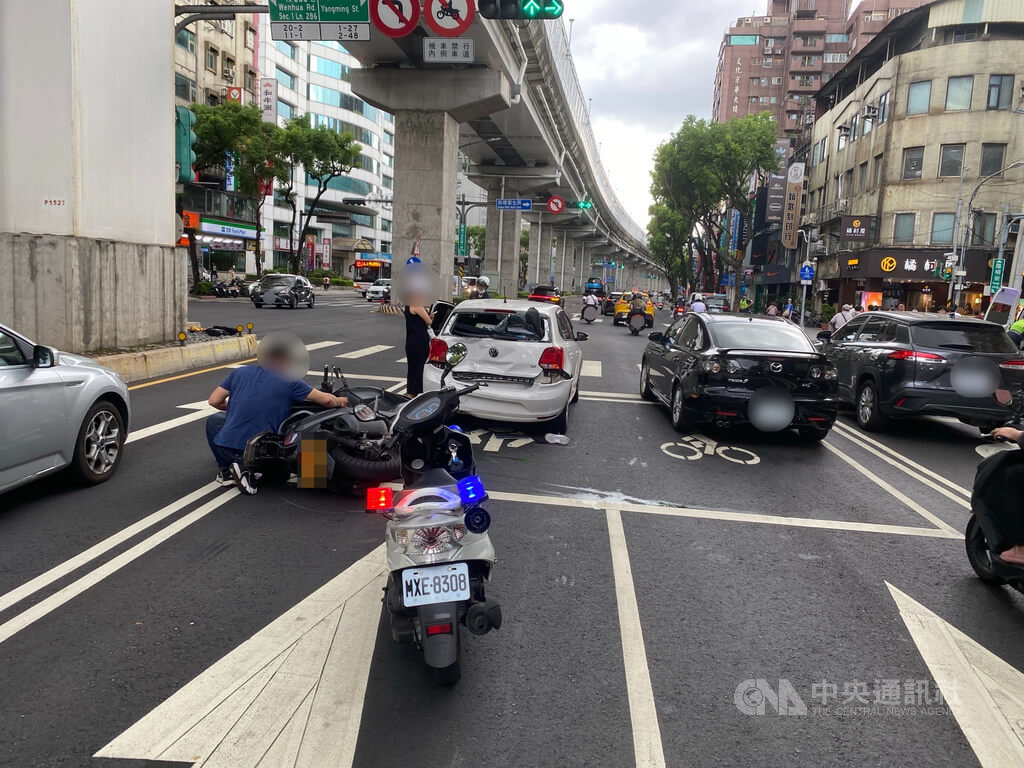 快訊／板橋4貼車禍！紅燈未減速「後座妻抱1歲嬰兒噴飛」　畫面曝光網氣炸：「有載小孩耶！」