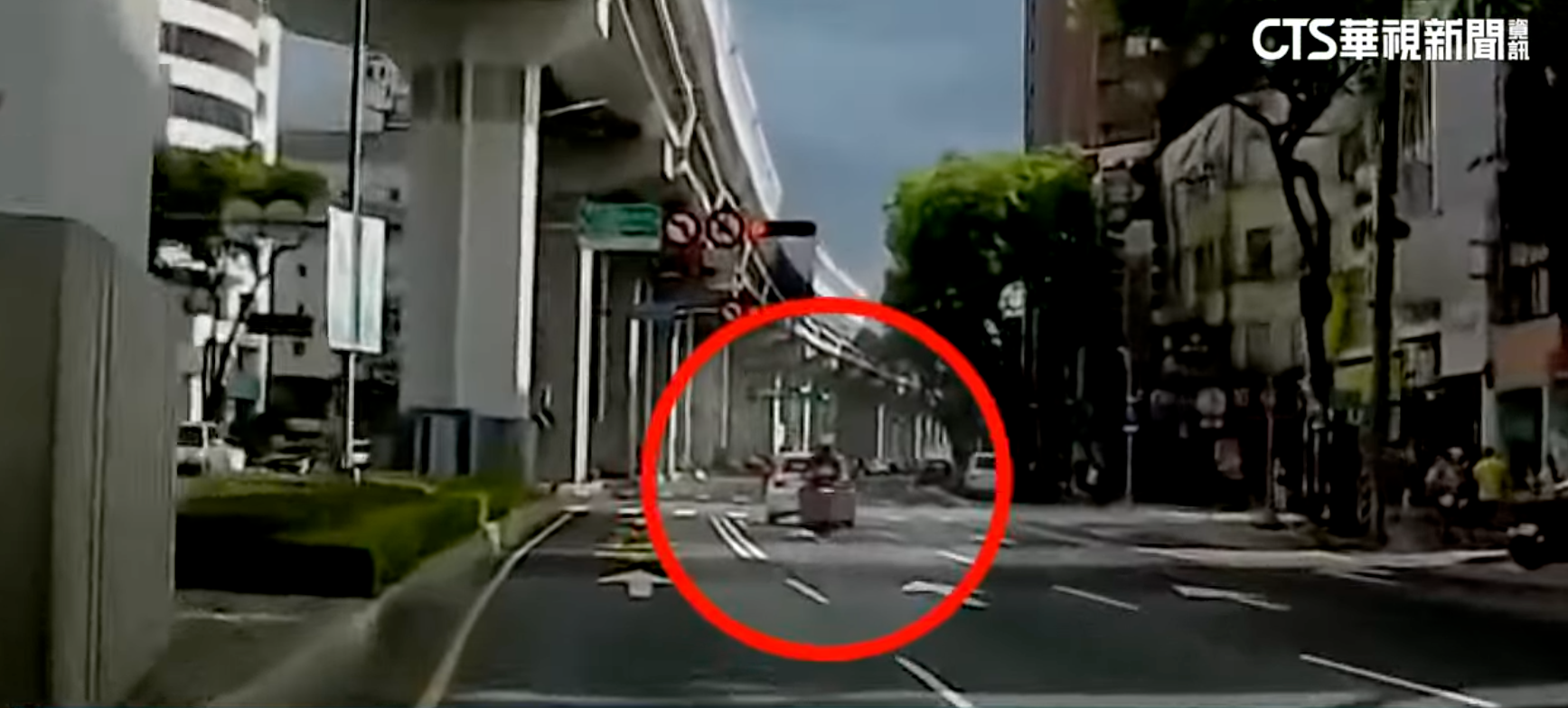 快訊／板橋4貼車禍！紅燈未減速「後座妻抱1歲嬰兒噴飛」　畫面曝光網氣炸：「有載小孩耶！」