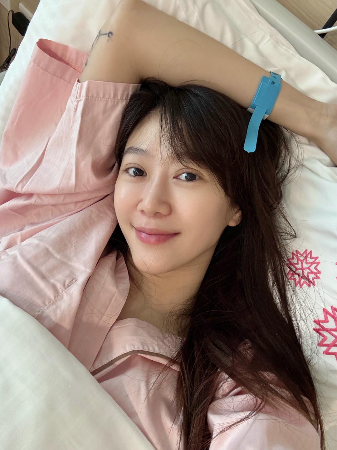 才剛生3個月！台8女星「上圍D升級F」腰部曲線纖細　一系列「超辣海邊美照」：根本逆天辣媽